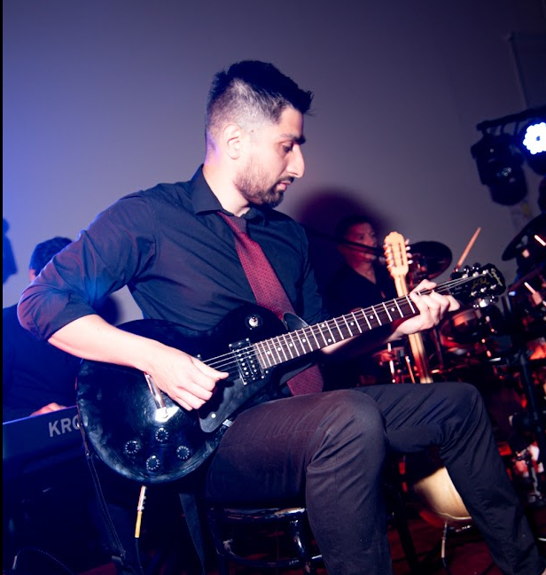 Gonzalo Gómez, guitarra eléctrica y buzuki